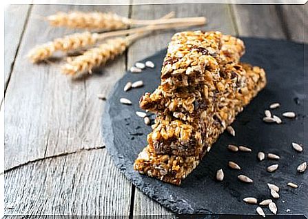 Granola bars are unhealthy foods to avoid