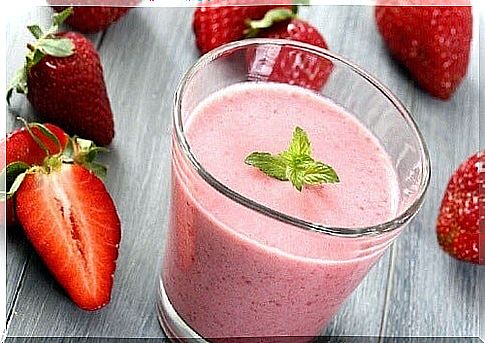 Detoxifying smoothie with strawberry and coconut