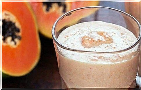 Detoxifying smoothie with papaya and chia seeds