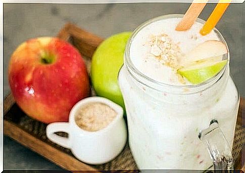 Detoxing Apple and Oatmeal Smoothie