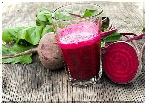 glass with beetroot smoothie