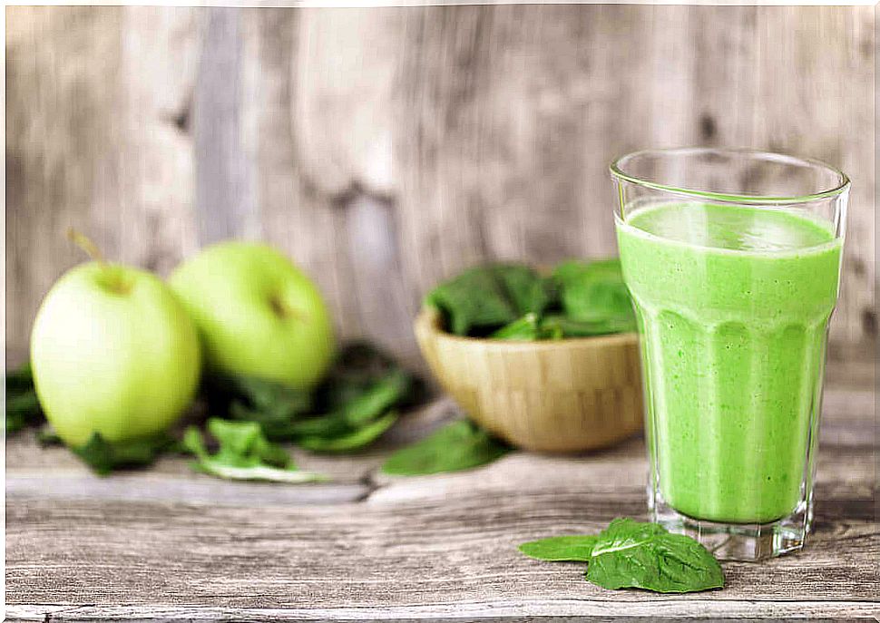 Spinach, lettuce and apple smoothie