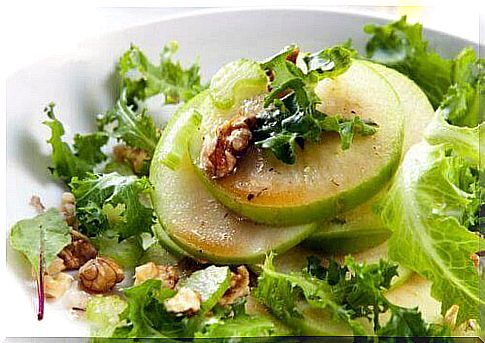 Salad with celery and green apple to inhibit inflammation