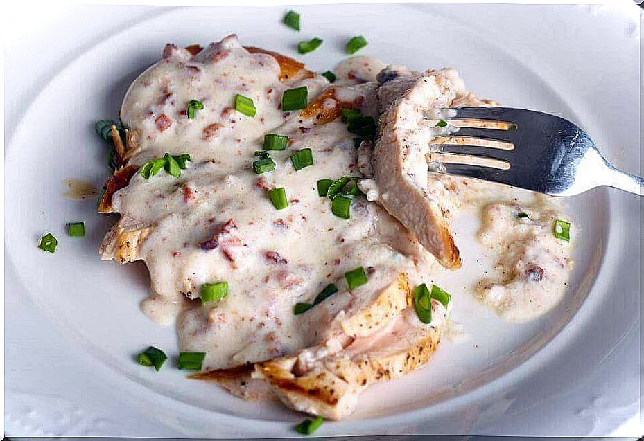 Chicken breast with cheese sauce: a delicious recipe