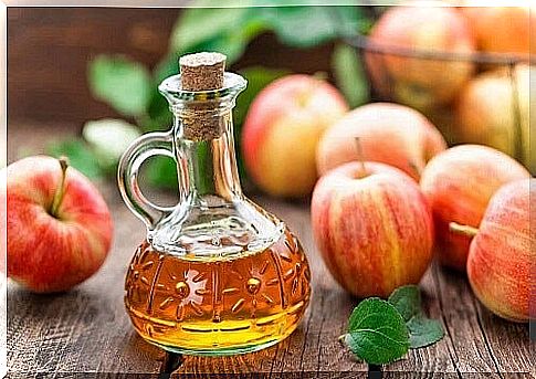 Degrease the stove with apple cider vinegar