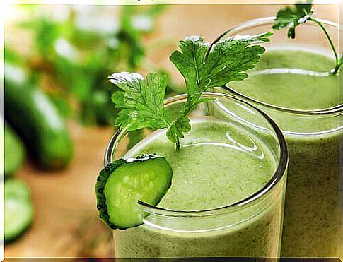 Smoothie of cucumber lettuce and apple