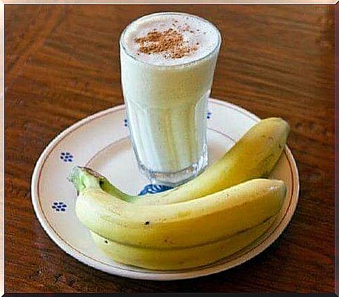 banana yogurt and cinnamon smoothie