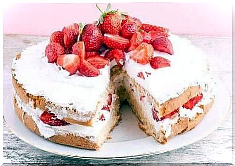 sliced ​​strawberry pie