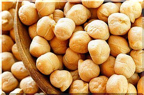 Uncooked chickpeas