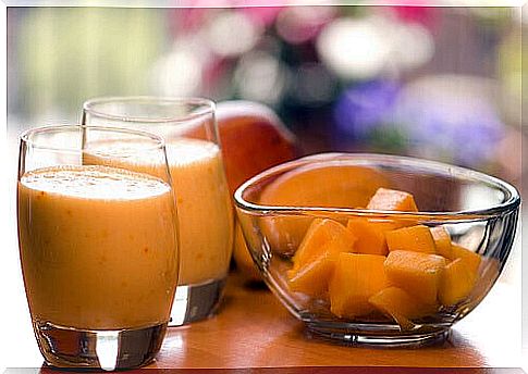 Smoothie with mango