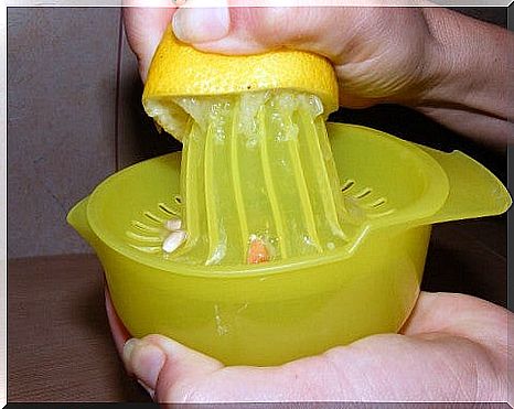 Squeezing lemon