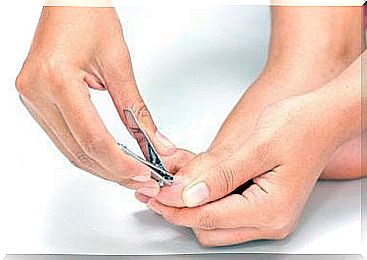 Treating an ingrown toenail: the right way to cut