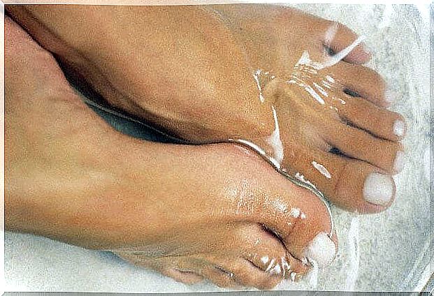 Treating an ingrown toenail: a foot bath