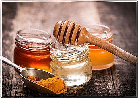 Honey mask with turmeric