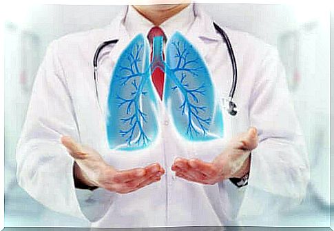 Doctor shows the function of lungs